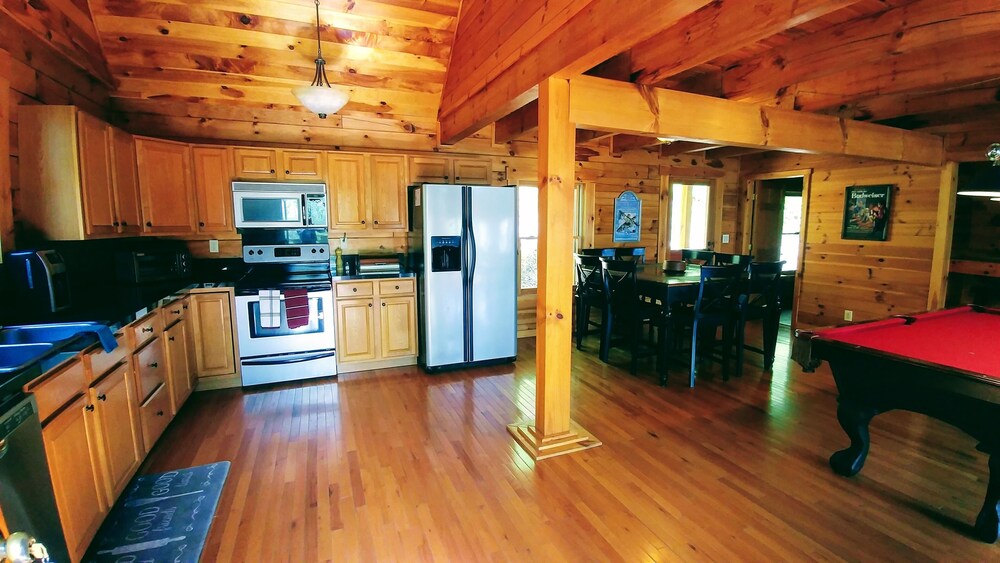 Secluded Luxury, HotTub, PoolTable, Seasonal View, Close to Town, Pet-Friendly