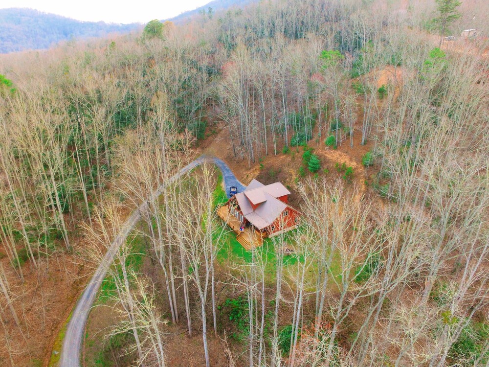 Secluded Luxury, HotTub, PoolTable, Seasonal View, Close to Town, Pet-Friendly