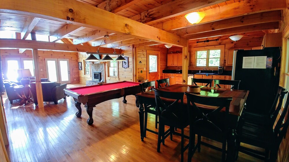 Secluded Luxury, HotTub, PoolTable, Seasonal View, Close to Town, Pet-Friendly