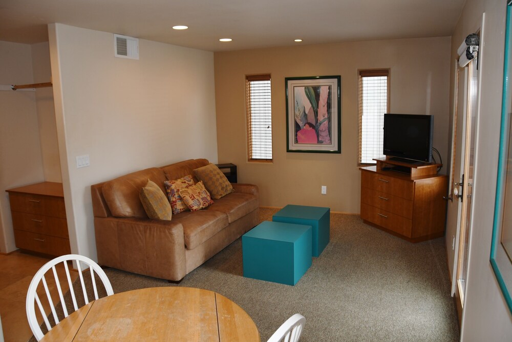 UPSCALE 3 BR 3 BA CONDO lN SOUTH MISSION BEACH