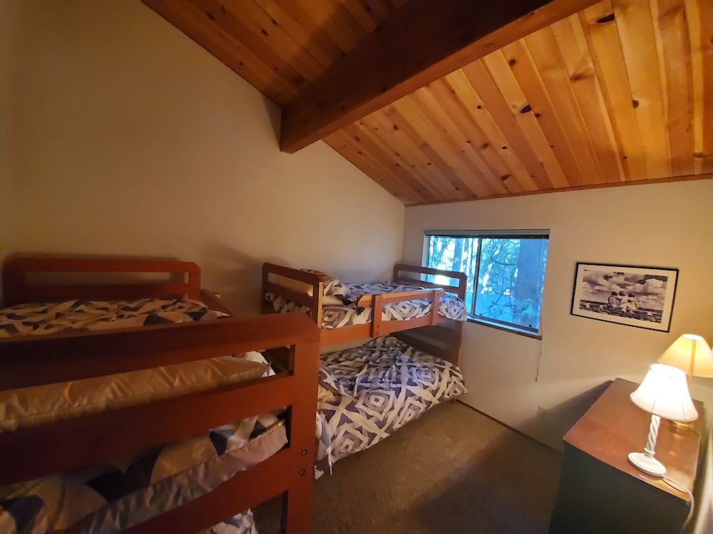 Dean Way Chalet Spacious & FamilyFriendly in Blue Lake Springs