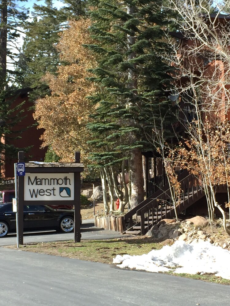 Walk to Canyon lodge! Nicely Renovated and Clean condo at Mammoth West.