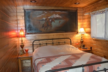 Quaint Mountain Cabin At The Entrance To Yosemite National Park