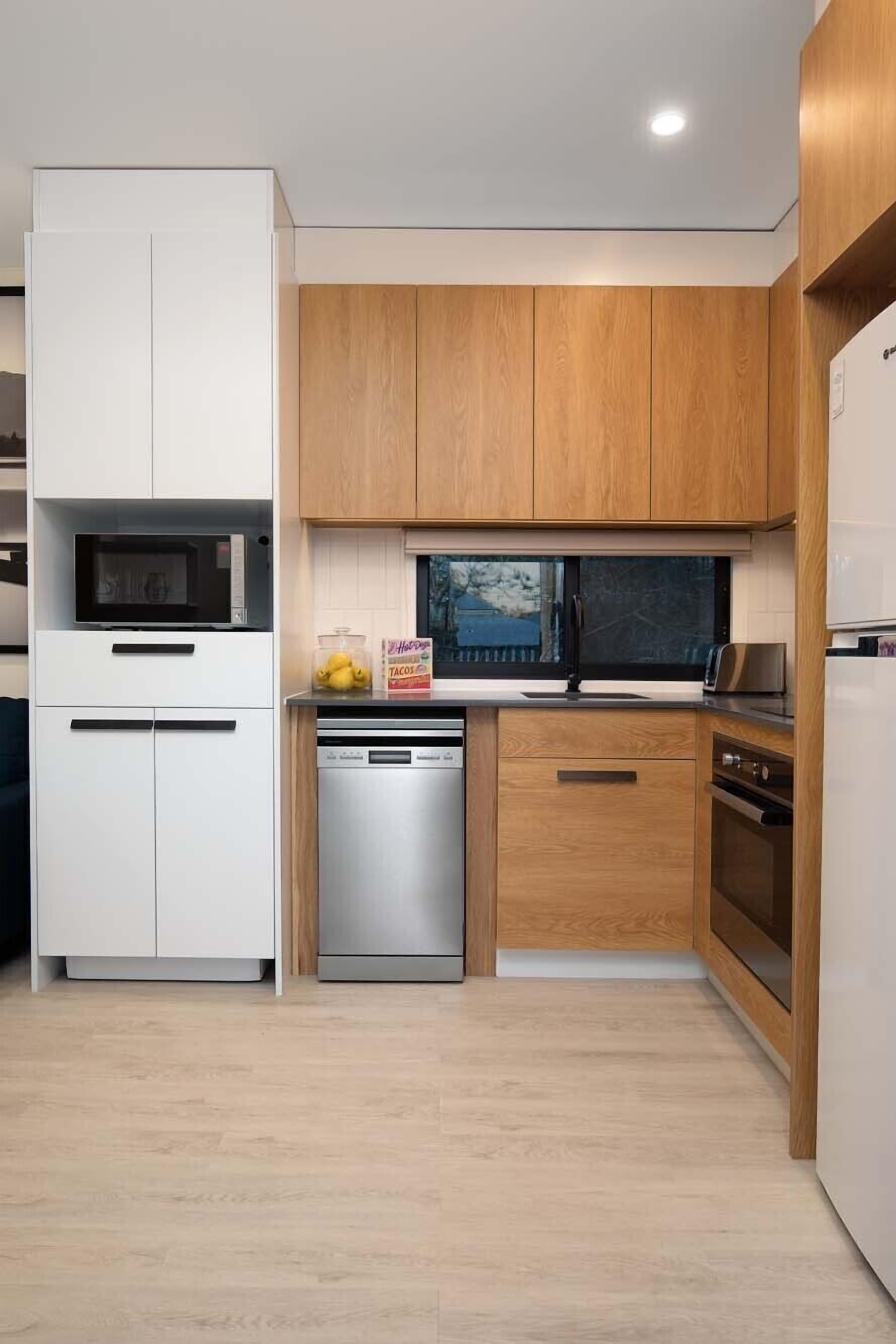 Soak up the Calm of this Creatively Modular Home / Shipping Container