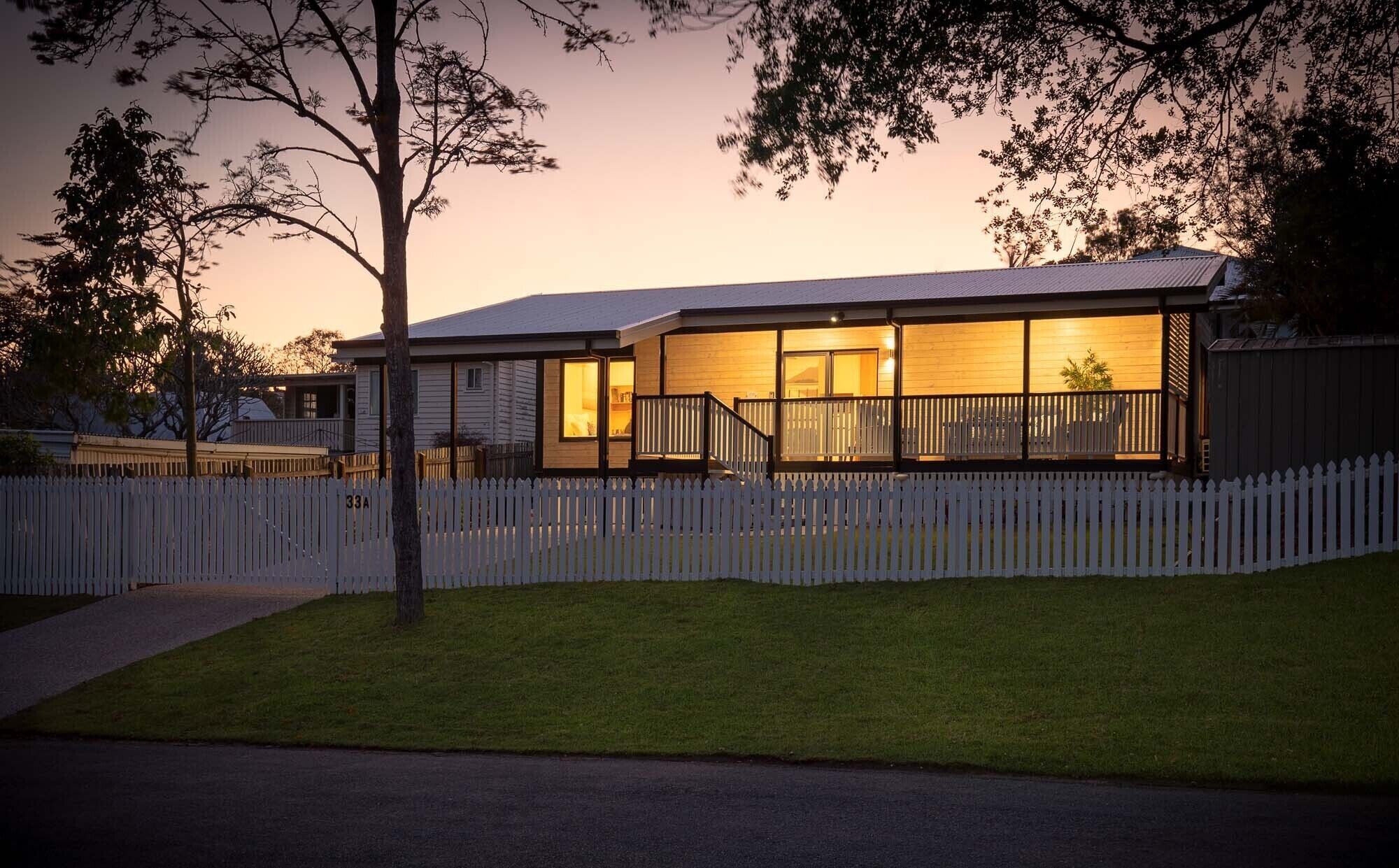 Soak up the Calm of this Creatively Modular Home / Shipping Container