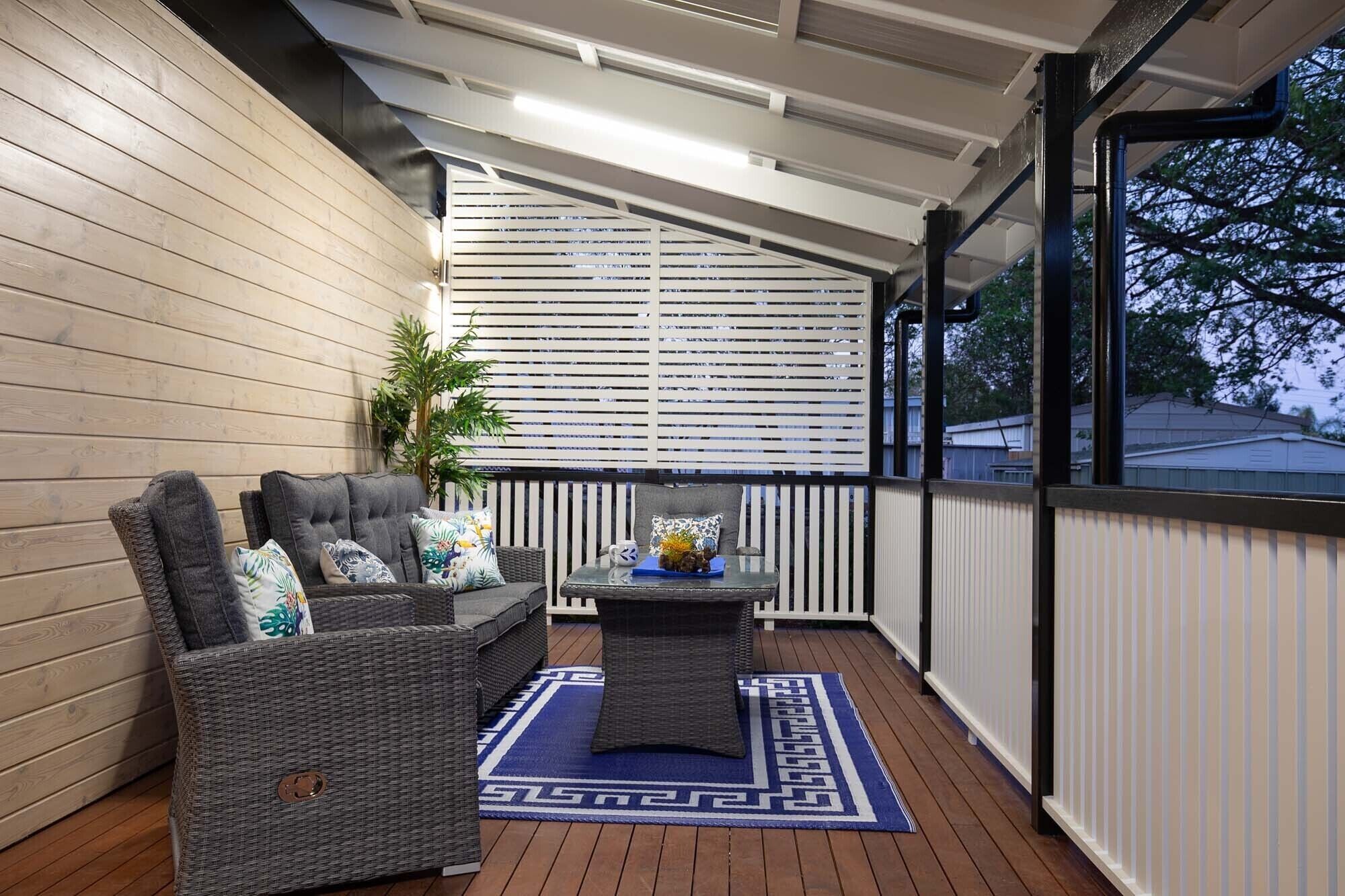 Soak up the Calm of this Creatively Modular Home / Shipping Container