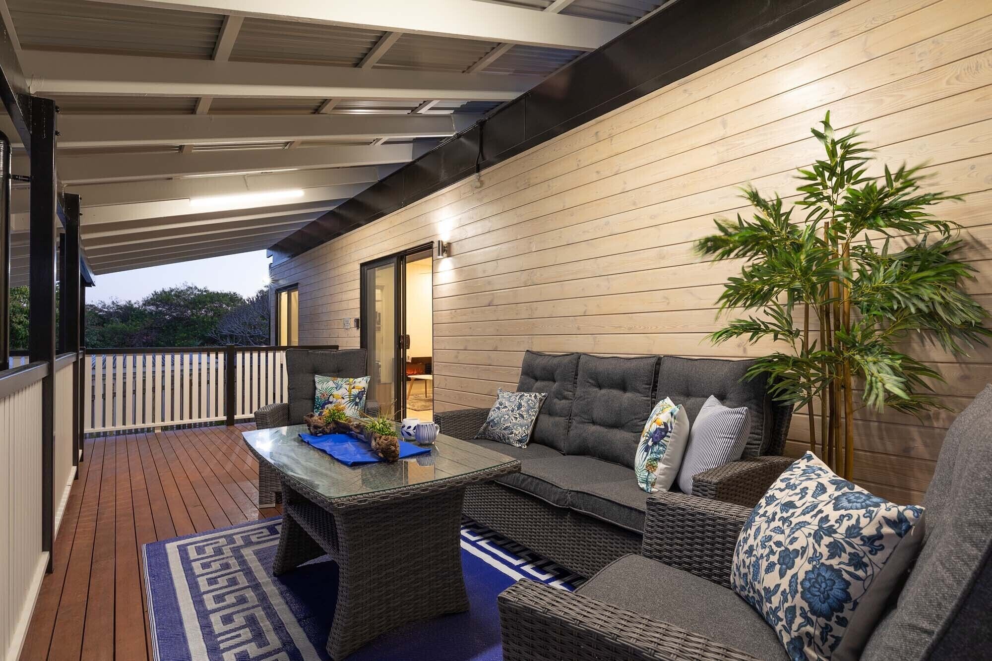 Soak up the Calm of this Creatively Modular Home / Shipping Container