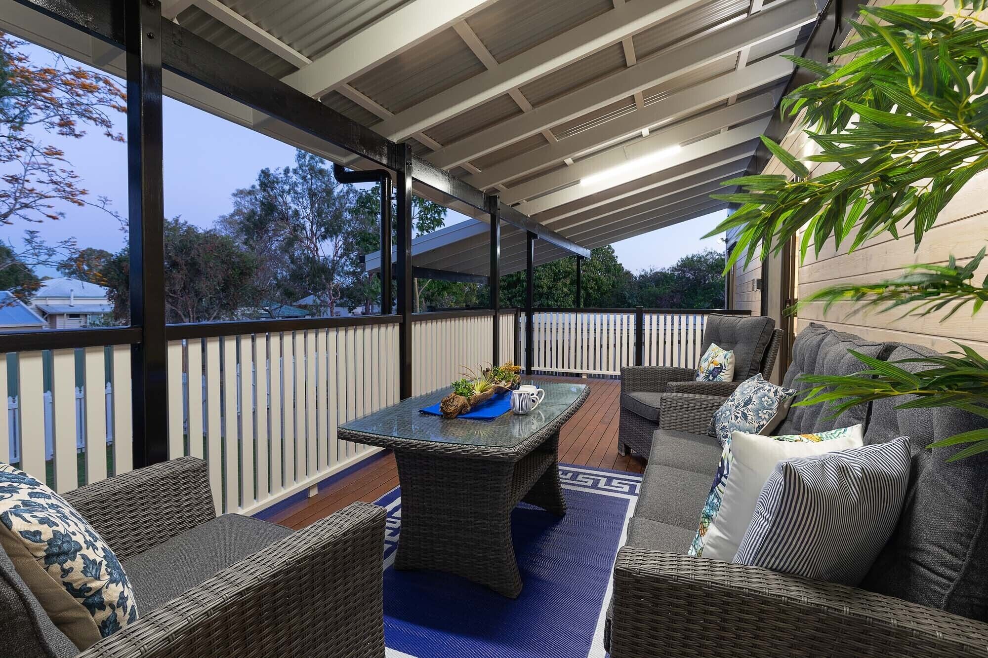 Soak up the Calm of this Creatively Modular Home / Shipping Container