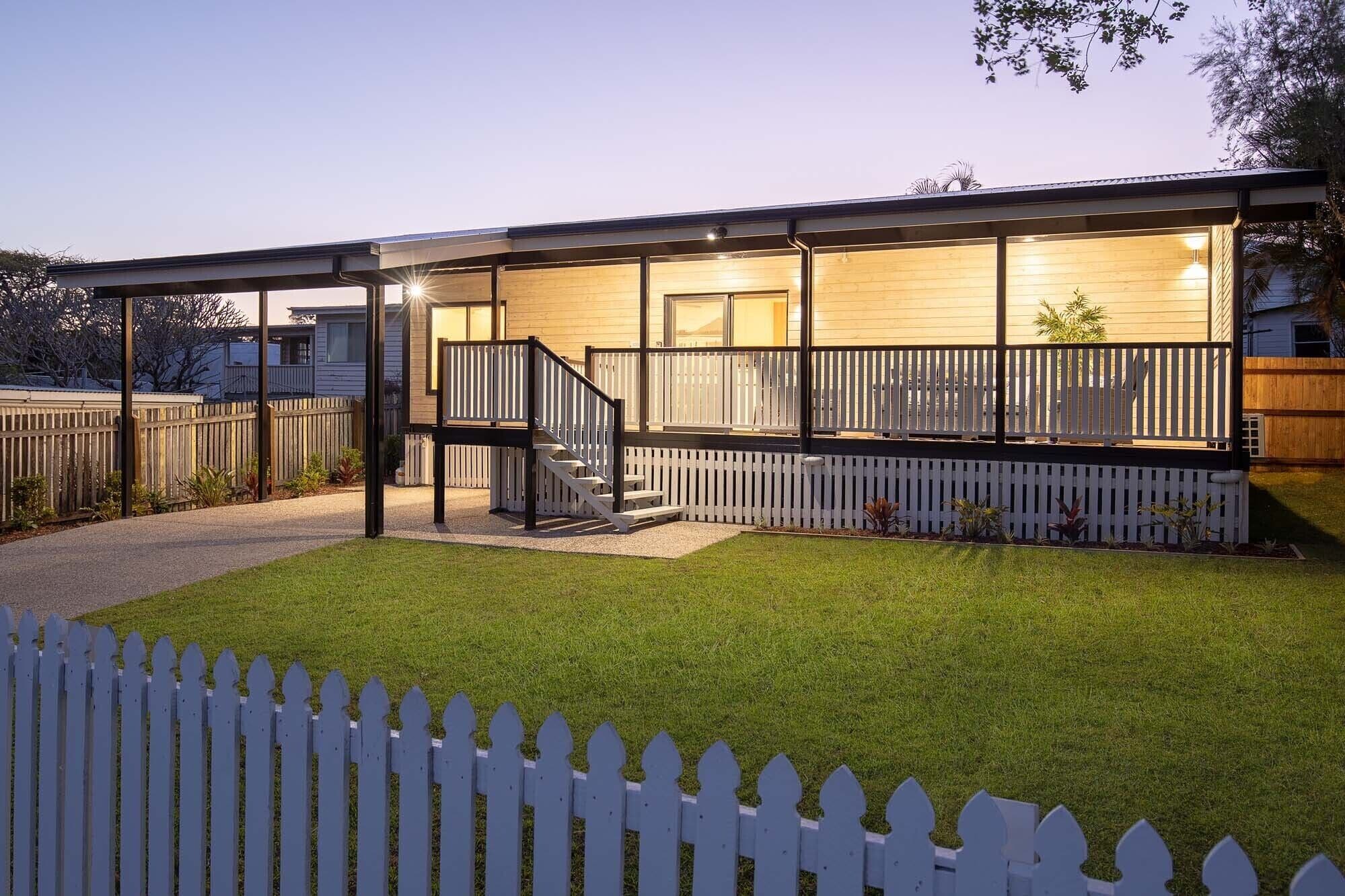 Soak up the Calm of this Creatively Modular Home / Shipping Container