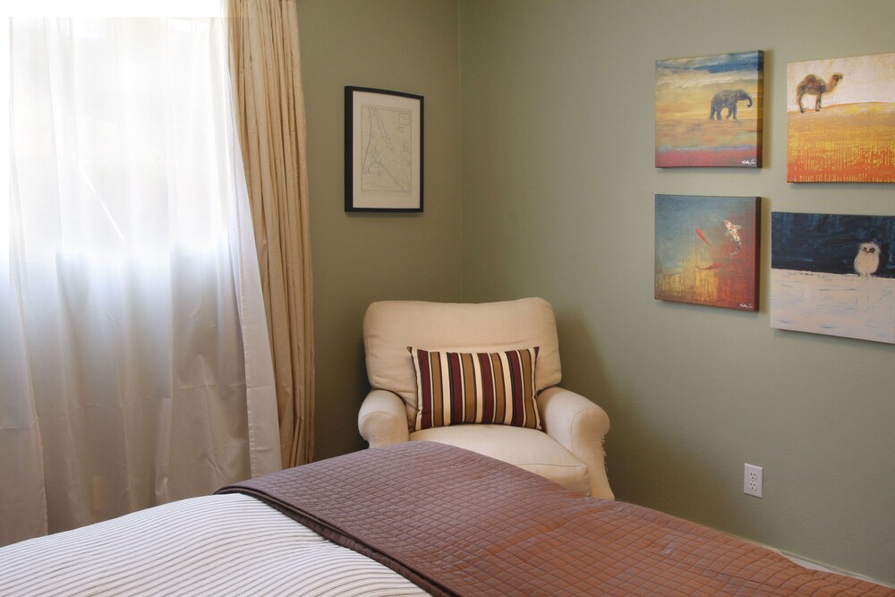 Short walk to the beach, store and cafe