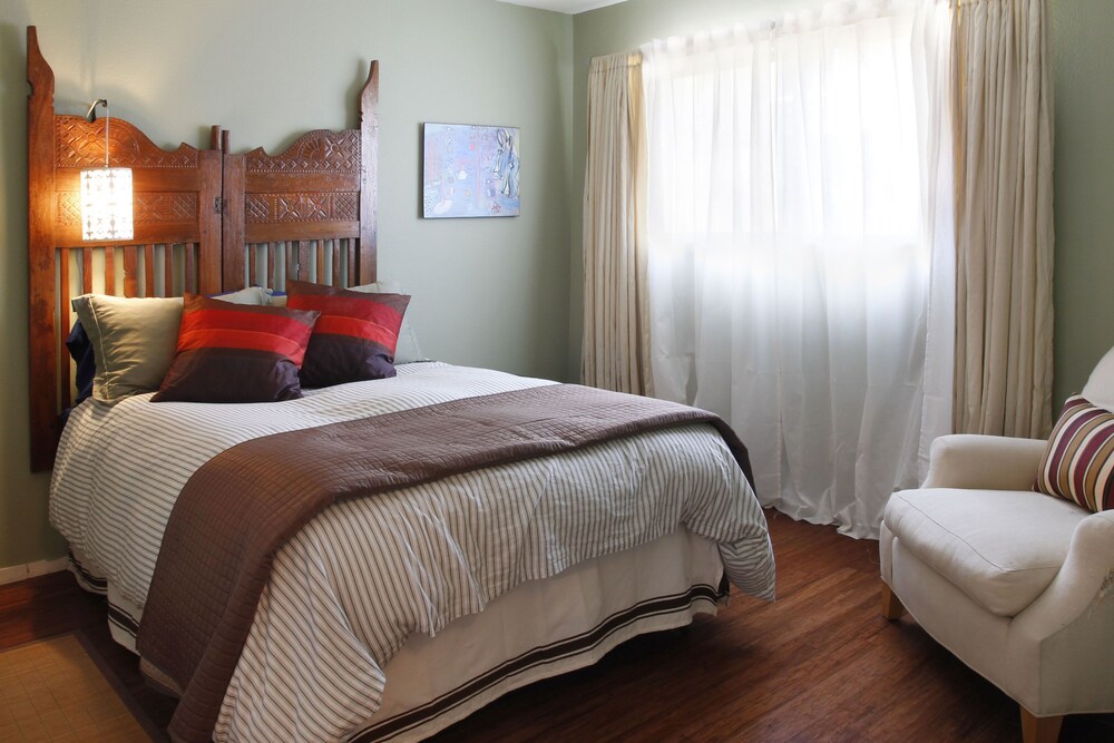 Short walk to the beach, store and cafe