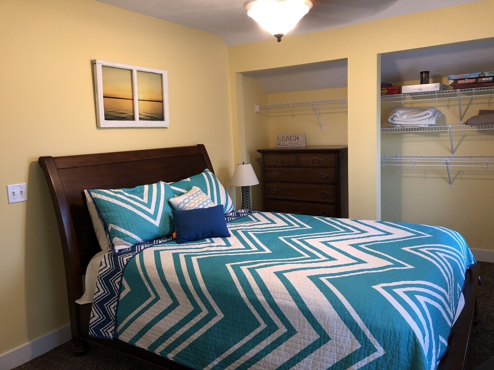 Grand Haven Getaway 4 Bedroom 3 Full Bathroom Downtown Grand Haven Vrbo