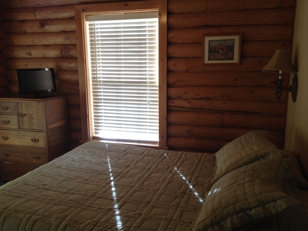 Cozy Log Home on the Banks of the Upper Sacramento River Dunsmuir Vrbo