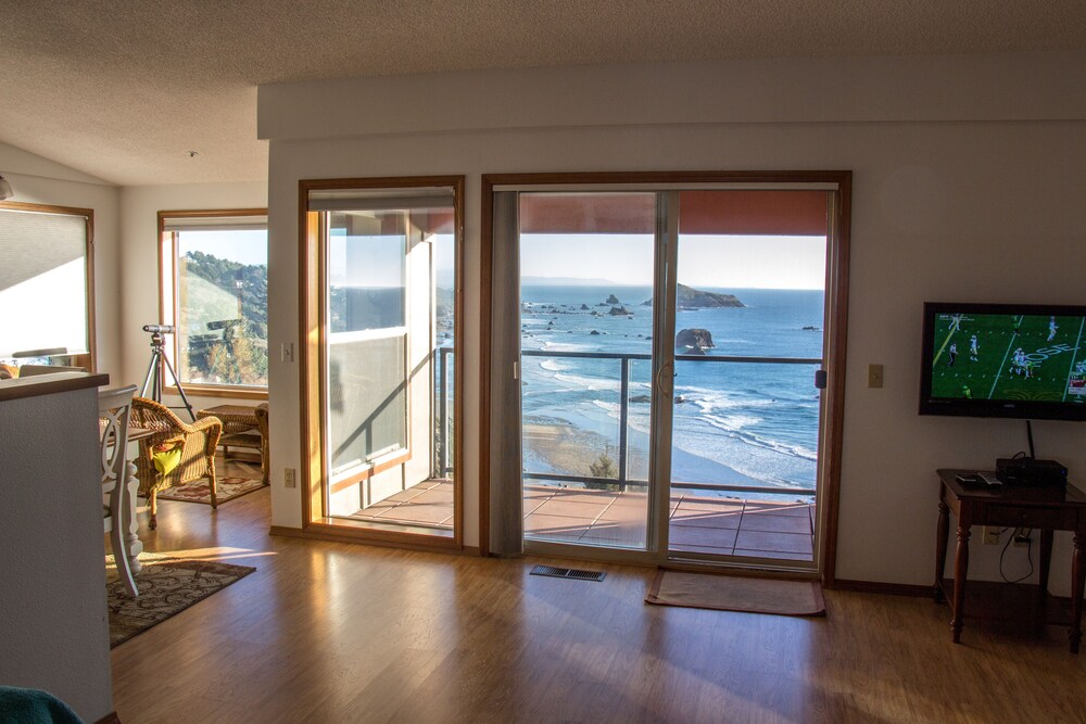 The Whale Watcher 3rd story Condo with Ocean Views & Private Beach