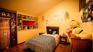 Decoración individual, mobiliario individual, wifi gratis y ropa de cama