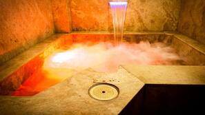 Bañera de hidromasaje en el interior