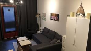Een televisie en een stereo