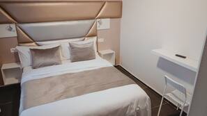 Verdunkelungsvorhänge, schallisolierte Zimmer, Bügeleisen/Bügelbrett