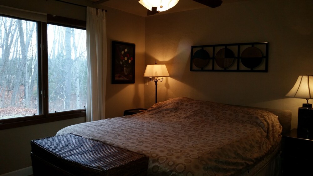 Stone Ridge on 4.2 Wooded Acres with Firepit & Pet Friendly. Sleeps 11