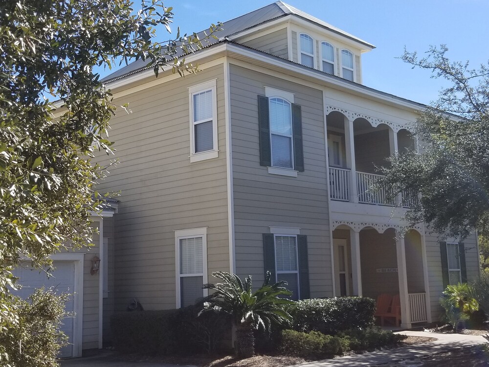 Spacious, well equipped home in beautiful Martinique on the Gulf. Book