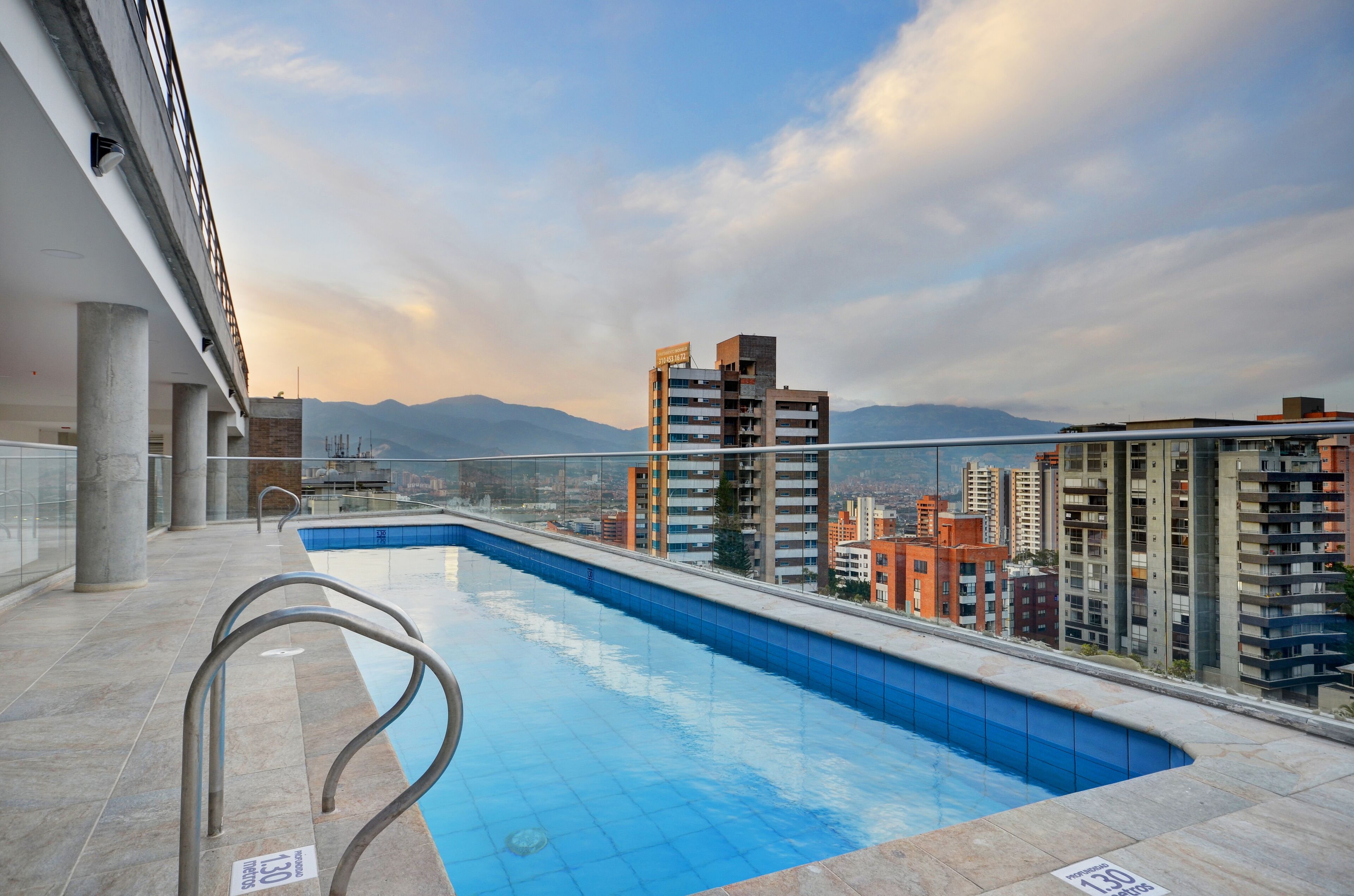 Modern Aparta Studio Poblado Medellin A C Heated Rooftop Pool Balcony Precos Promocoes E Comentarios Expedia Com Br