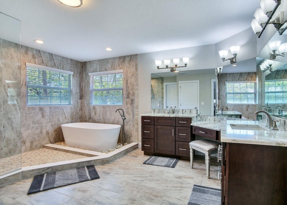 ** Tampa Riverfront Mansion ** Pool / Hot Tub / Kayaks / Pool Table in