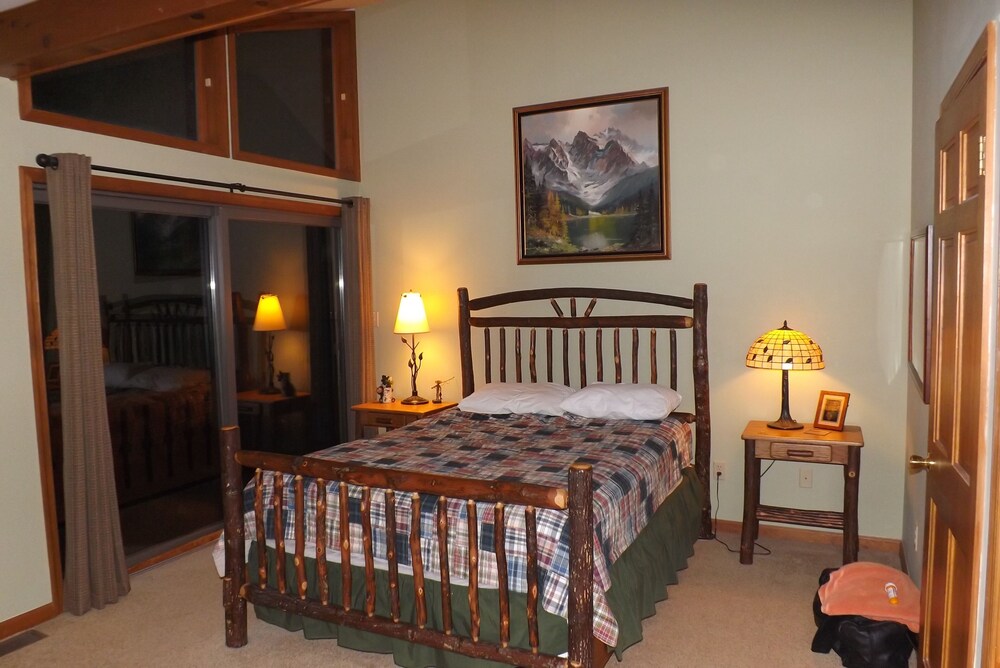 LAKEFRONT! Pontoon boat, hottub, firepit/place, Billiards, ping pong