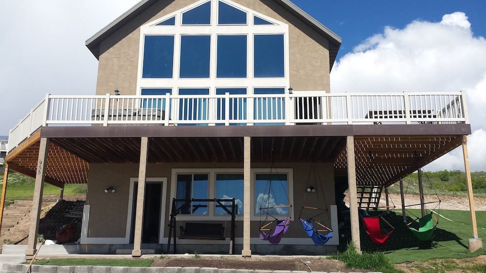 Grandma's Lake House! Private Hot Tub! Sleeps 26! Garden City Vrbo