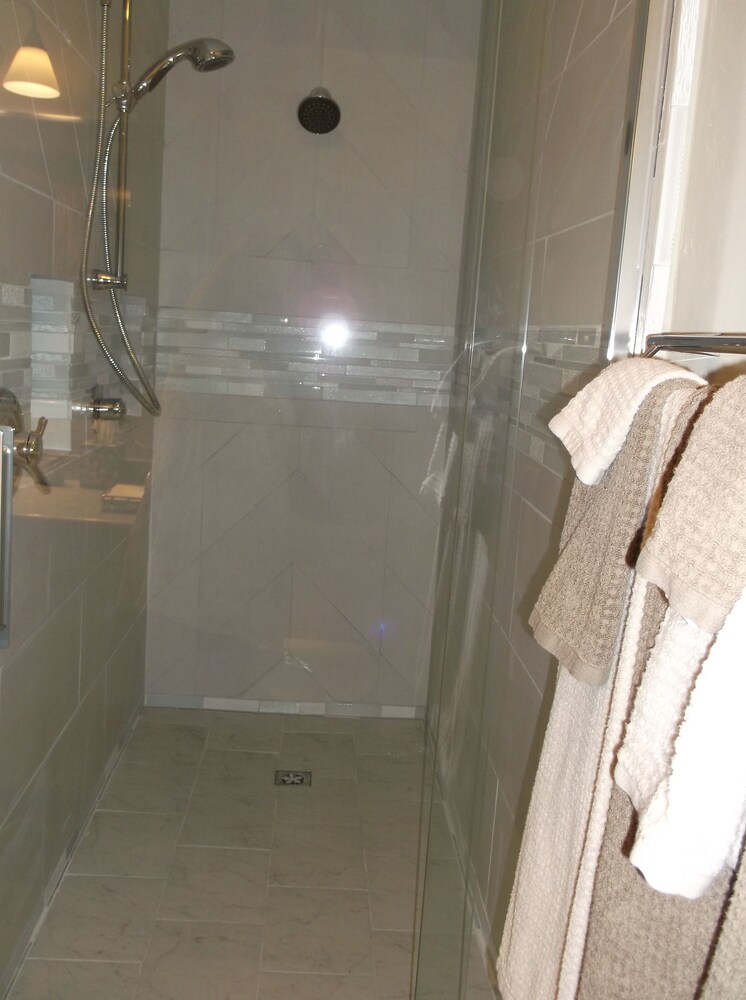 Beautiful Lake Home Views, Book Now!