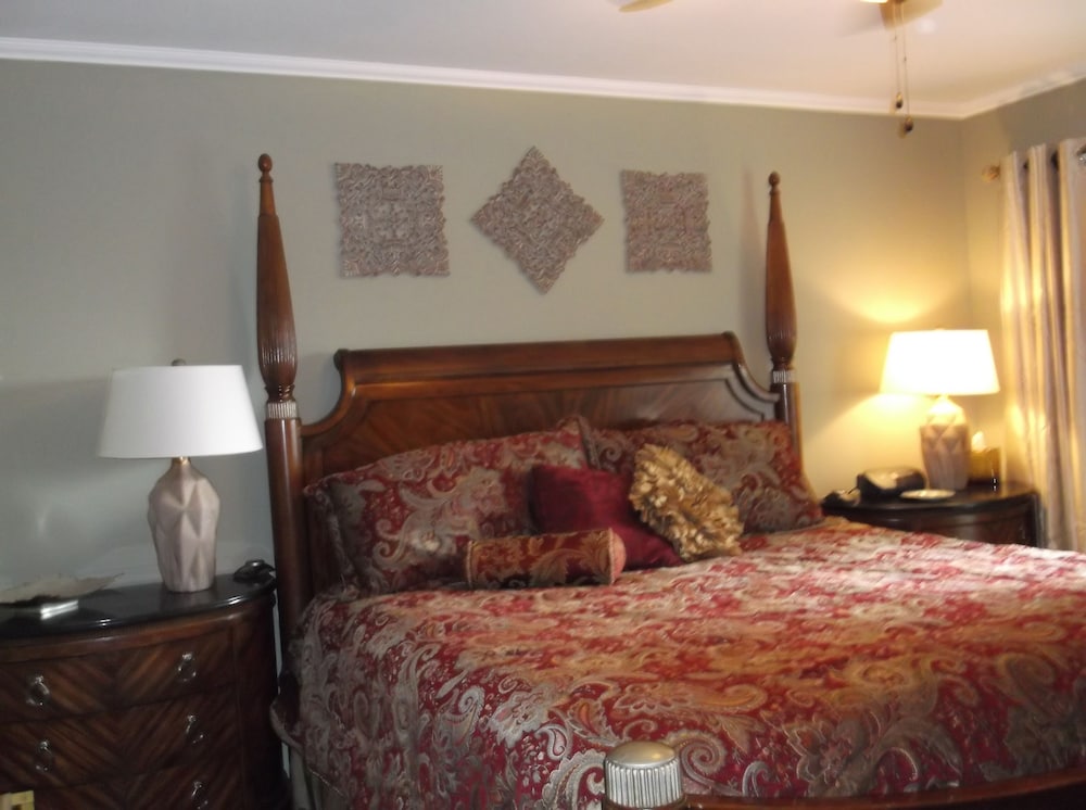 Beautiful Lake Home Views, Book Now!