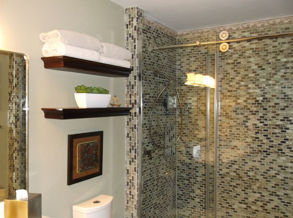 Beautiful Lake Home Views, Book Now!