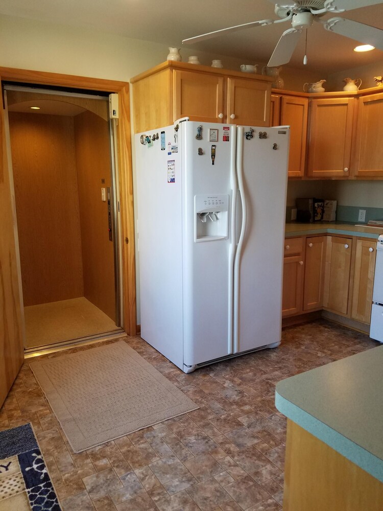 Elevator! Dog friendly! 2nd house from beach. Available 6/24-7/1.