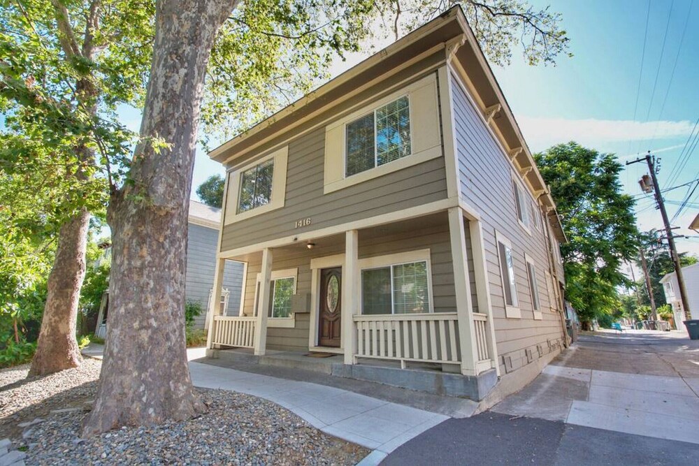 23-4 · Upscale 1890's historic apartment