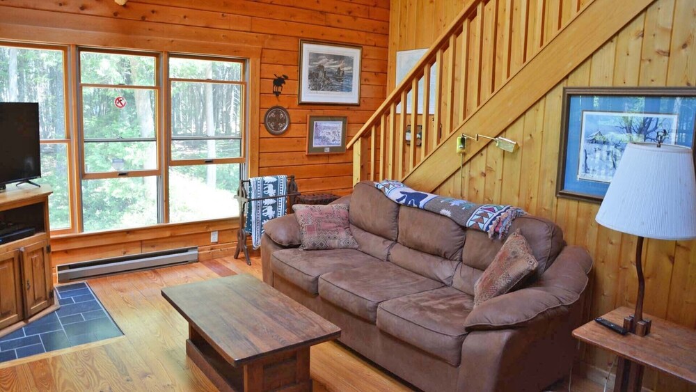 Taylor Camp Lakeside Log Cabin on Tunk Lake Rents by the Week Sun
