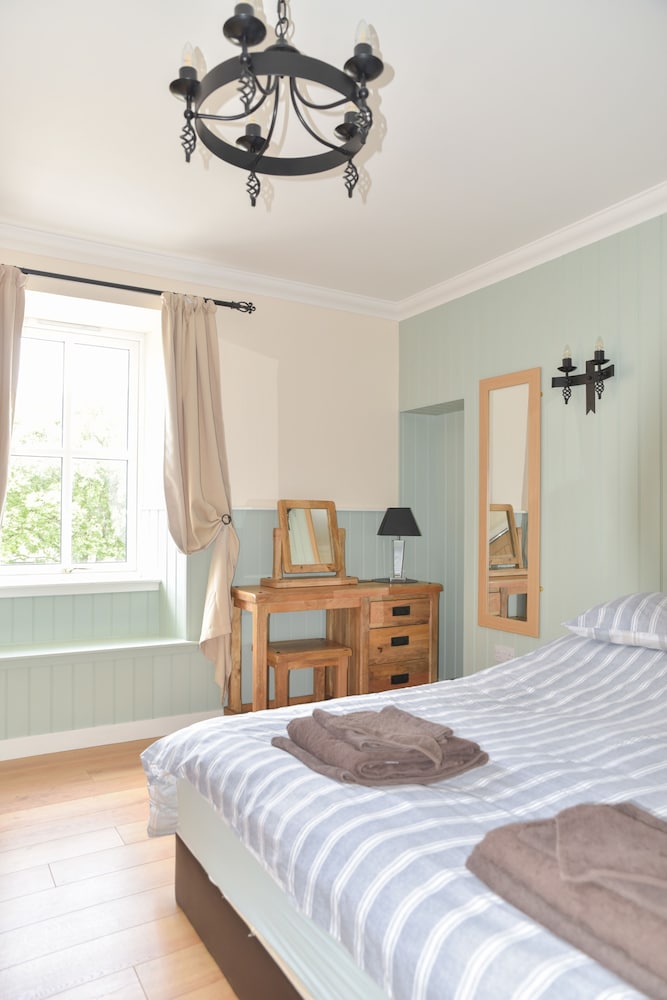 Scottish Highland Cottages "The Old Police House" Daviot, Inverness