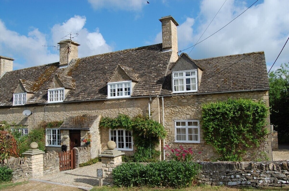 WORK IN THE COTSWOLDS. CAN ISOLATE. Large garden Great Rissington Vrbo