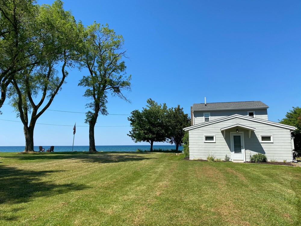 Lakefront Home on Beautiful Lake Ontario, close to Niagara Falls Town