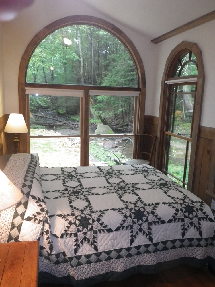 Cozy Streamside Cabin with Deck, near Ski Liberty and Gettysburg, Pet