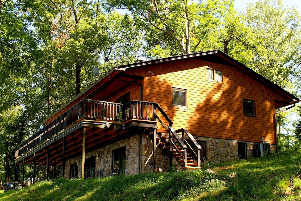KY Lake Arts & Crafts Cedar Shake Home - Private Dock/on-site Boat Rentals in Mayfield, United States