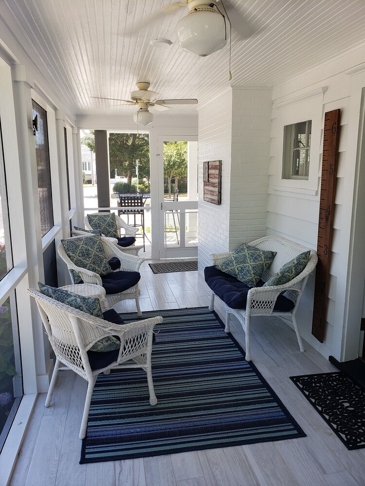 Renovated for 2015 and like brand new! 2 blocks to the beach and pet-friend