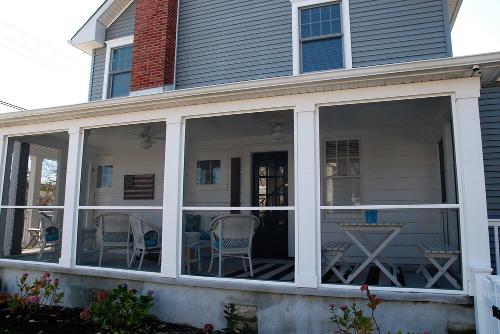 Renovated for 2015 and like brand new! 2 blocks to the beach and pet-friend