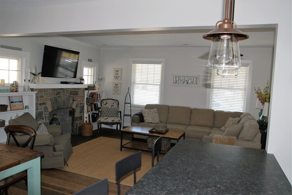 Renovated for 2015 and like brand new! 2 blocks to the beach and pet-friend