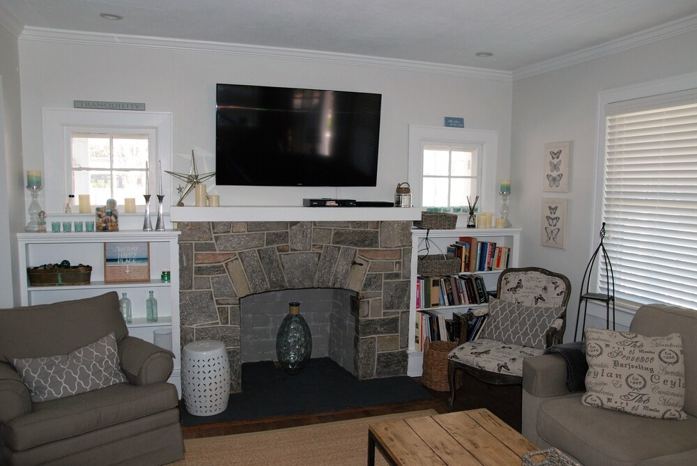 Renovated for 2015 and like brand new! 2 blocks to the beach and pet-friend