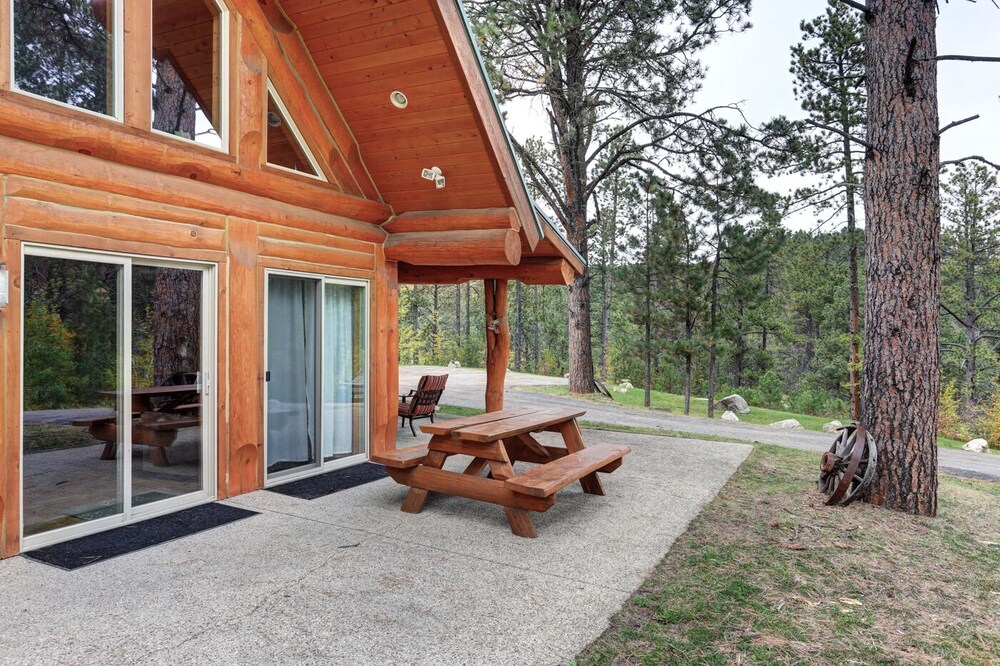 Ponderosa ParadiseStunning Black Hills Log Cabin Close to Deadwood