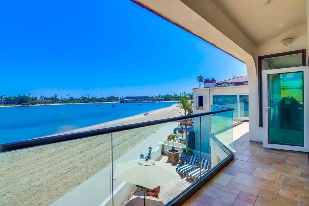 60' of Water Frontage ☆ 8bd+7ba Villa ☆ AC ☆ ❤ of MB