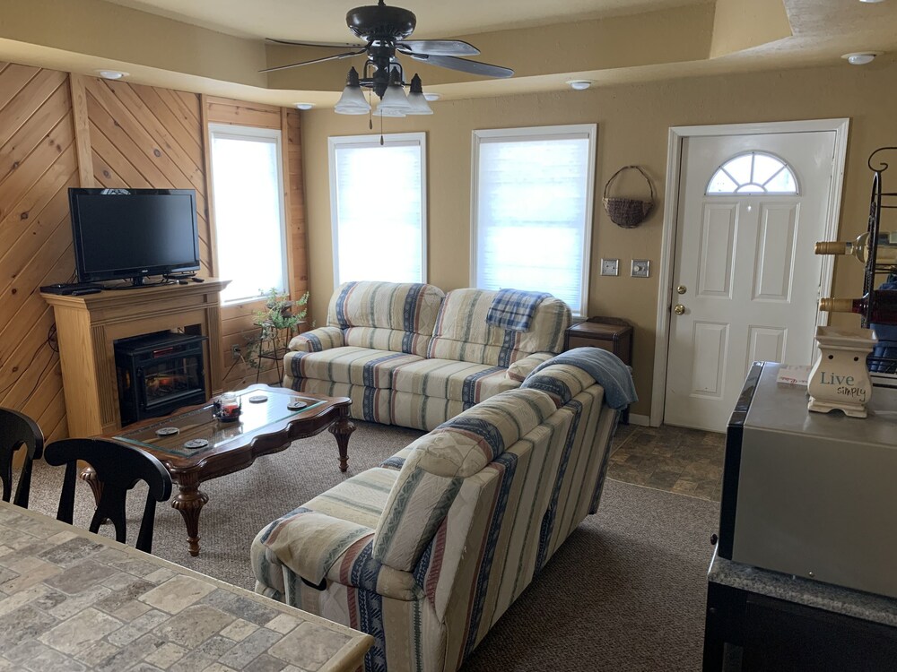 Great Cabin on Osage River in Tuscumbia, MO Deals & Reviews (Tuscumbia