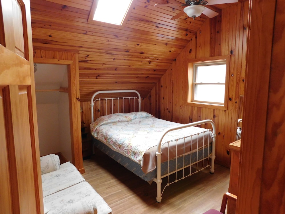 Cabin w/ Private Beach 1 mi from Carbondale, IL and SIU Tesla charger