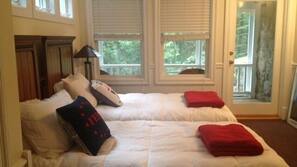 4 bedrooms, iron/ironing board, Internet, linens