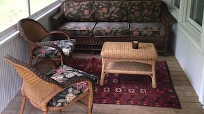 4 bedrooms, iron/ironing board, Internet, linens
