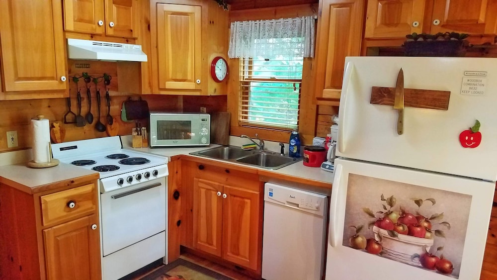 Applejack Hollow Cabin